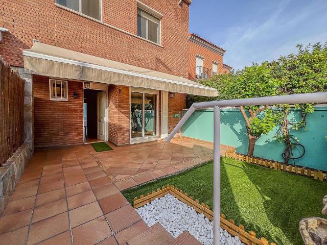 Casa adosada en venta en calle D'àngel Guimerà, Castellbisbal, de 159 m² 4 habitaciones por 485.000