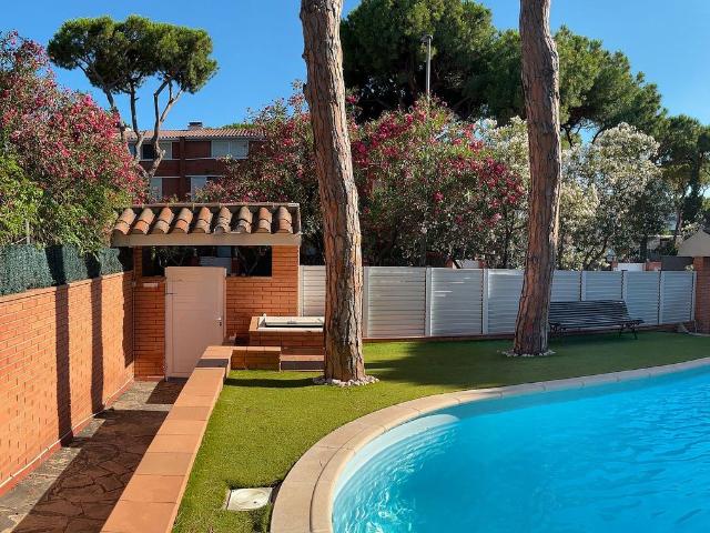 Casa adosada en venta en calle De Cubelles, Gavà, de 161 m² 3 habitaciones por 770.000