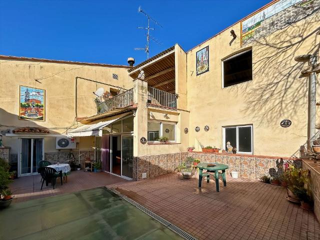 Casa adosada en venta en calle De Baix, Borrassà, de 573 m² 6 habitaciones por 289.000