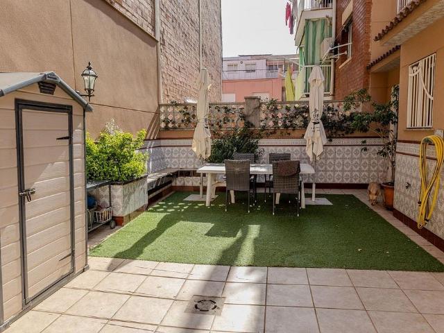 Casa adosada en venta en calle De Gravina, Badalona, de 185 m² 4 habitaciones por 440.000