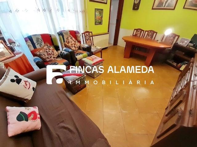Casa adosada en venta en calle De Fra Juníper Serra, Sabadell, de 108 m² 4 habitaciones por 220.000