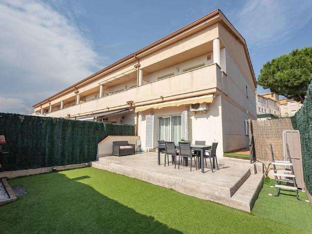 Casa adosada en venta en calle De Joan Fuster, Palau solità i Plegamans, de 149 m² 3 habitaciones por 437.000
