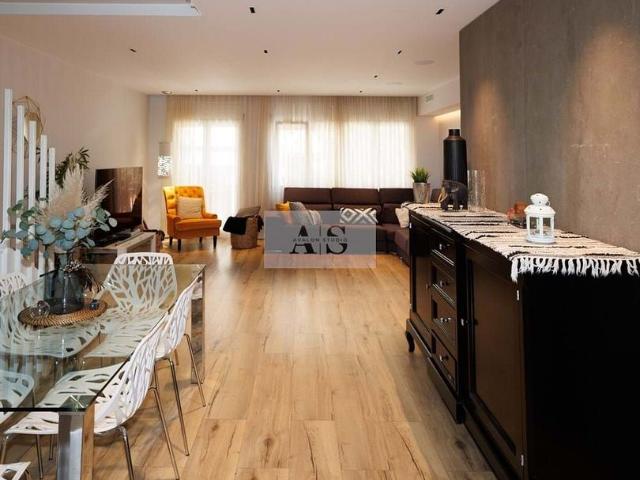 Casa adosada en venta en calle De Josep Renom, Sabadell, de 290 m² 4 habitaciones por 750.000