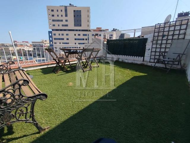 Casa adosada en venta en calle De la Camèlia, Badalona, de 244 m² 6 habitaciones por 725.000