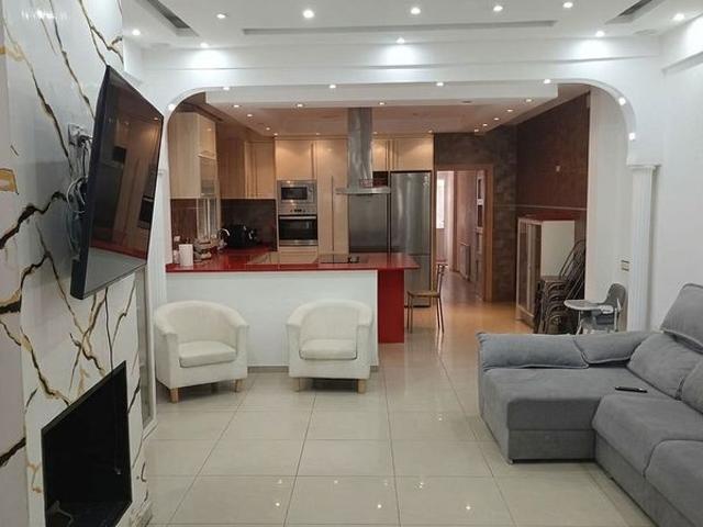 Casa adosada en venta en calle De la Primavera, Badalona, de 290 m² 4 habitaciones por 450.000