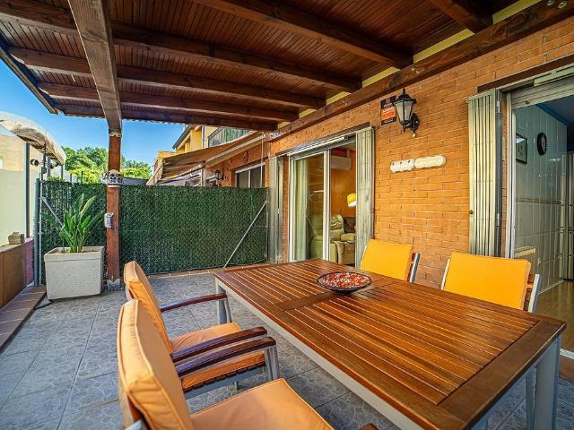 Casa adosada en venta en calle De Montbò, Girona, de 126 m² 4 habitaciones por 425.000