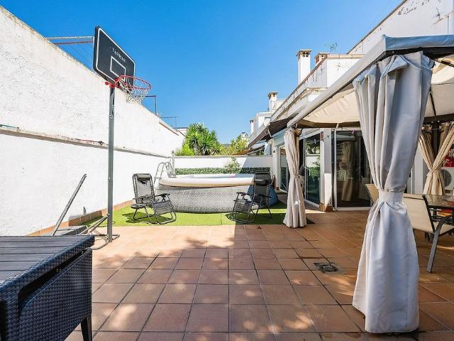 Casa adosada en venta en calle De Matagalls, Badalona, de 210 m² 4 habitaciones por 720.000