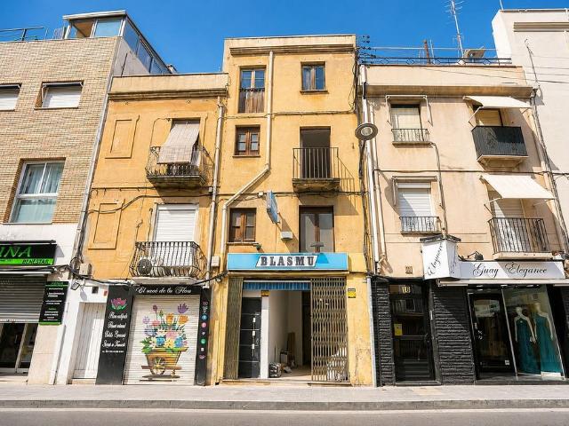Casa adosada en venta en calle De Misericòrdia, Reus, de 256 m² 3 habitaciones por 129.900