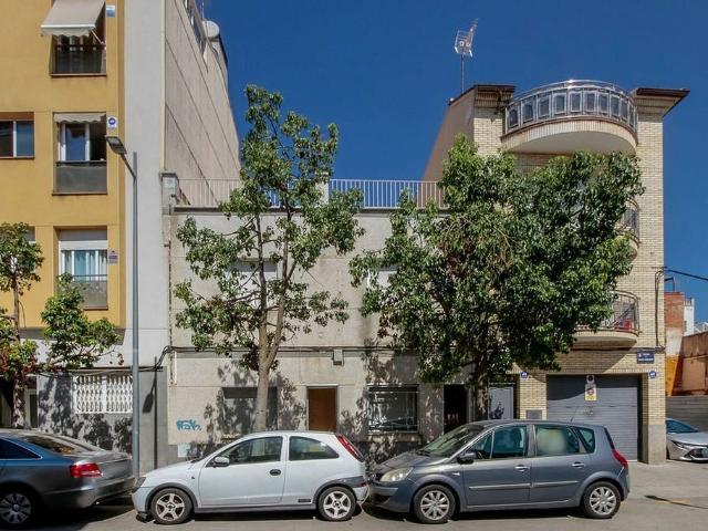 Casa adosada en venta en calle De Sant Honorat, Terrassa, de 207 m² 4 habitaciones por 237.700