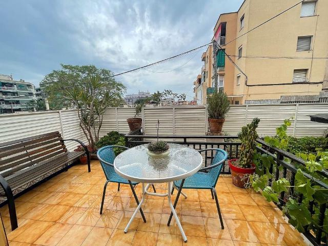 Casa adosada en venta en calle De Sants, Santa Coloma de Gramanet, de 110 m² 4 habitaciones por 436.000