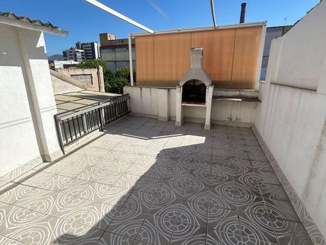 Casa adosada en venta en calle De Tortosa, Badalona, de 223 m² 5 habitaciones por 599.000