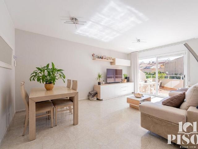 Casa adosada en venta en calle De València, Rubí, de 169 m² 4 habitaciones por 460.000