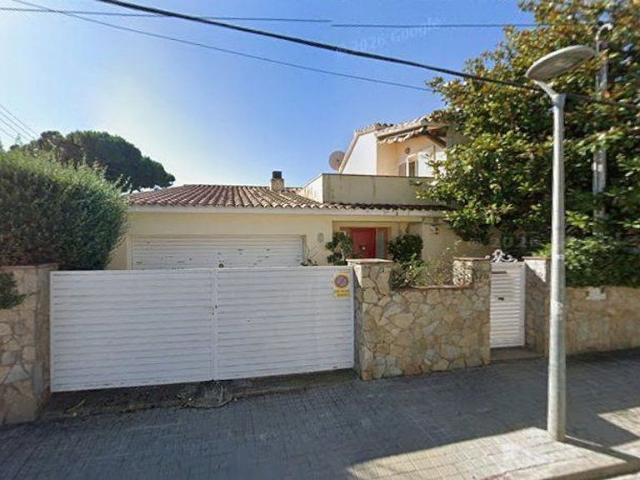 Casa adosada en venta en calle Del Mig, Premià de Dalt, de 272 m² 4 habitaciones por 576.000