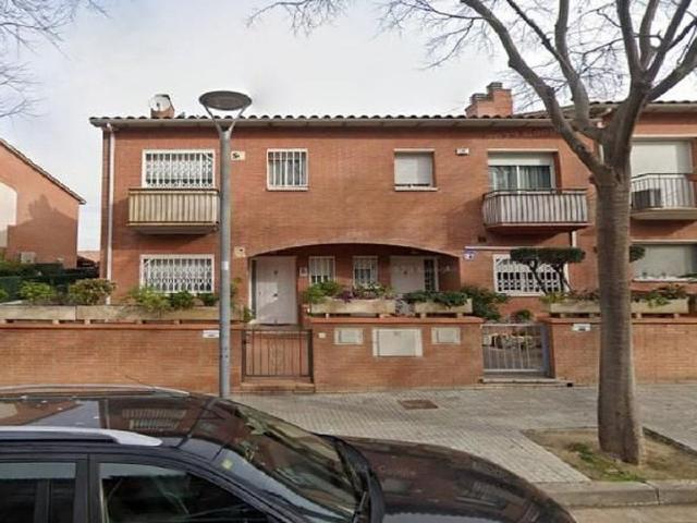 Casa adosada en venta en calle Del Bosc del Mirapeix, Santa Perpètua de Mogoda, de 193 m² 3 habitaciones por 358.180