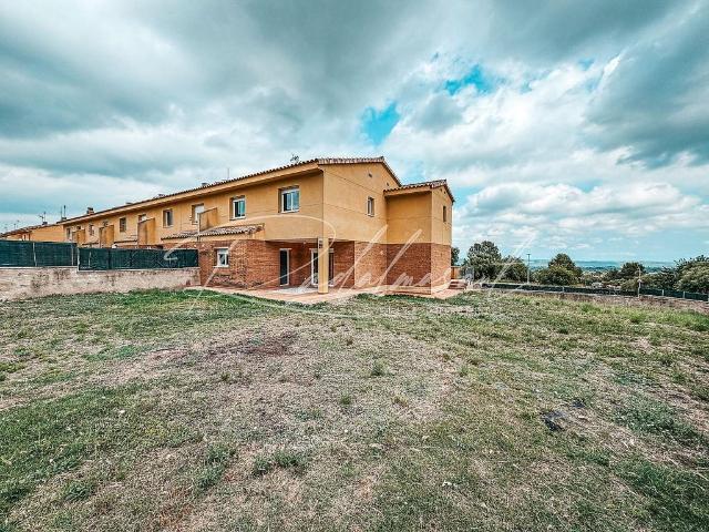 Casa adosada en venta en calle Del Priorat, Alcover, de 245 m² 5 habitaciones por 399.000