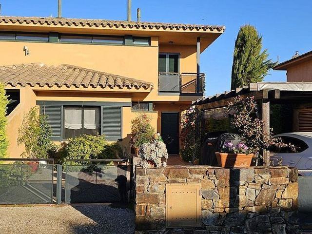 Casa adosada en venta en calle Del Xiprer, Navata, de 122 m² 4 habitaciones por 420.000