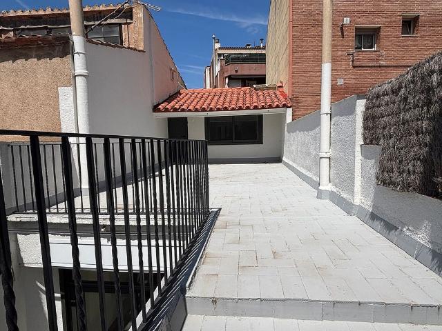 Casa adosada en venta en calle Fondo, Terrassa, de 120 m² 4 habitaciones por 480.000