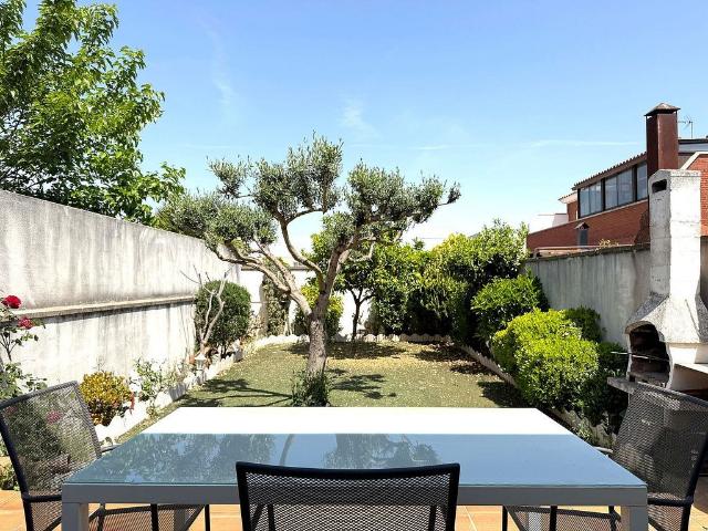 Casa adosada en venta en calle Jacint Verdaguer, Morell, El, de 123 m² 4 habitaciones por 300.000
