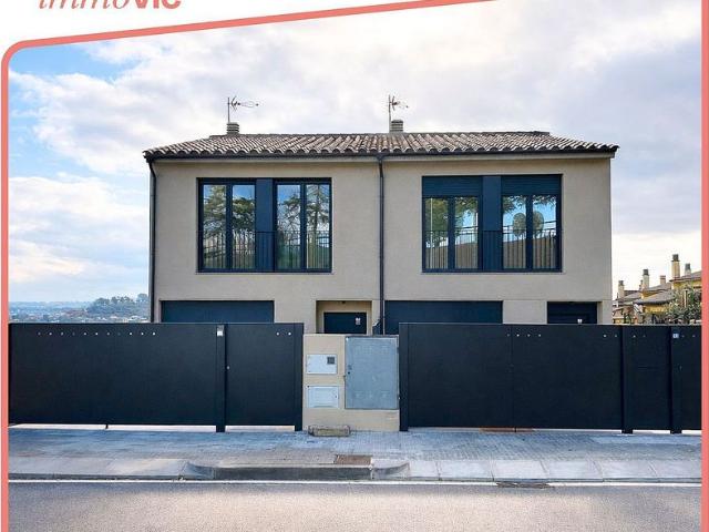 Casa adosada en venta en calle La Molina, Torelló, de 93 m² 3 habitaciones por 349.900