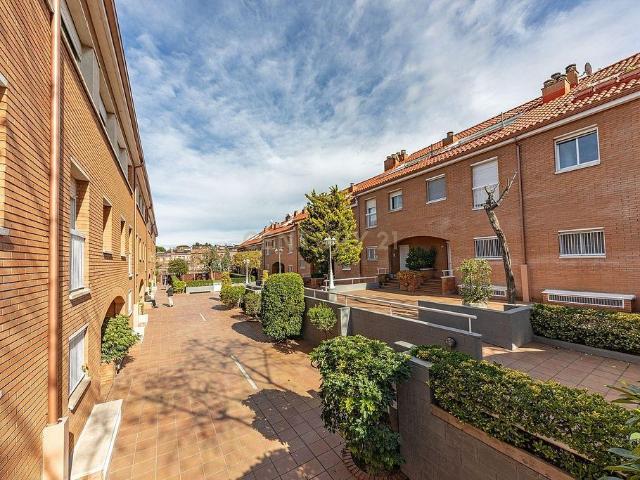 Casa adosada en venta en calle Lluís Companys, Molins de Rei, de 209 m² 5 habitaciones por 640.000