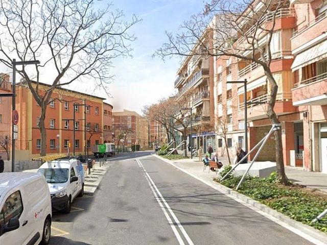 Casa adosada en venta en calle Llobera, Barcelona, de 110 m² 3 habitaciones por 96.000