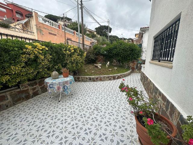 Casa adosada en venta en calle Montnegre, Mataró, de 235 m² 3 habitaciones por 475.000