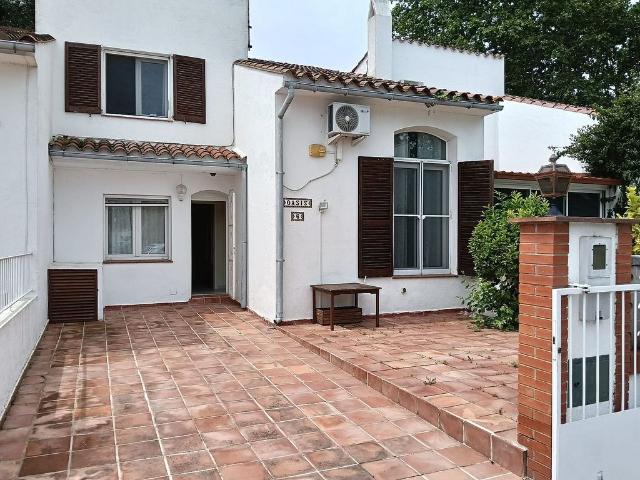 Casa adosada en venta en calle Montseny, Castelló d´Empúries, de 147 m² 3 habitaciones por 259.000
