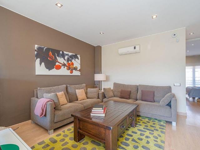 Casa adosada en venta en calle Masies de Roda, Manlleu, de 240 m² 3 habitaciones por 329.000
