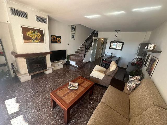 Casa adosada en venta en calle Milton, Santa Coloma de Gramanet, de 165 m² 3 habitaciones por 456.000
