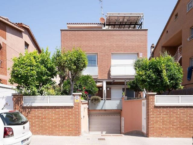 Casa adosada en venta en calle Núria, Montcada i Reixac, de 139 m² 4 habitaciones por 460.000