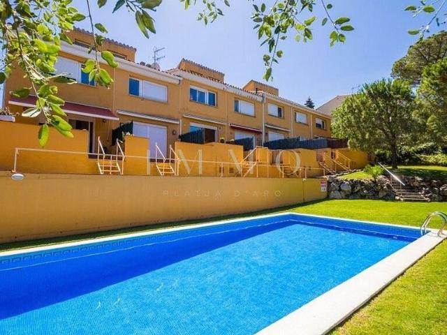 Casa adosada en venta en calle Safir, Castell Platja d´Aro, de 122 m² 3 habitaciones por 335.000