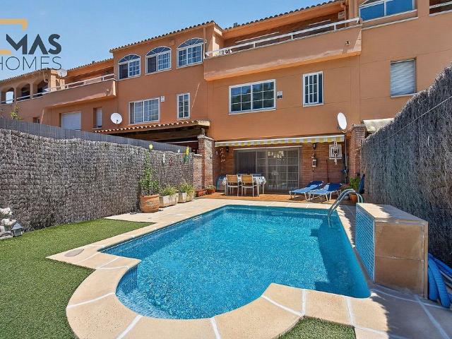 Casa adosada en venta en calle Sant Jacint, Sant Fost de Campsentelles, de 252 m² 4 habitaciones por 525.000