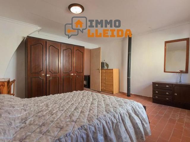Casa adosada en venta en calle Santa Maria, Castelló de Farfanya, de 185 m² 4 habitaciones por 107.000