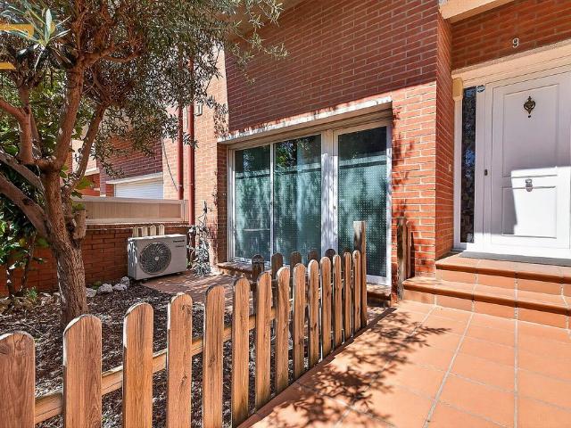 Casa adosada en venta en calle Santa Maria, Martorell, de 215 m² 5 habitaciones por 499.000