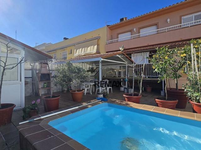 Chalet en venta en calle Ponent, Pineda de Mar, de 241 m² 5 habitaciones por 639.000