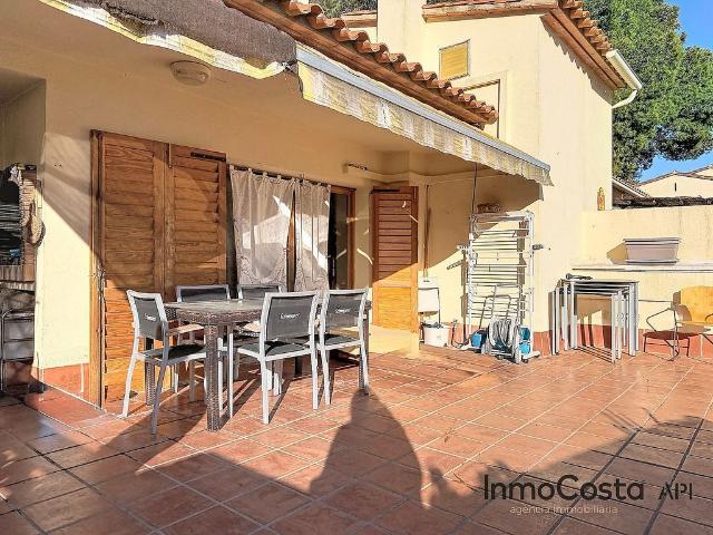 Casa adosada en venta en calle Pont Nou, Torroella de Montgrí, de 187 m² 4 habitaciones por 455.000