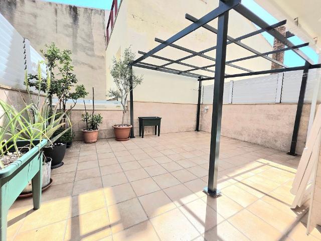 Casa adosada en venta en calle Pintor Vancells del, Terrassa, de 240 m² 5 habitaciones por 585.000