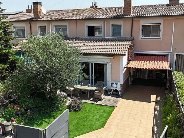 Casa adosada en venta en calle Prat de la Riba, Lliçà d´Amunt, de 168 m² 4 habitaciones por 515.000