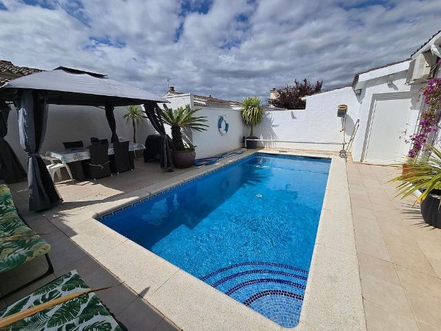 Casa adosada en venta en calle Puigmal F, Castelló d´Empúries, de 74 m² 3 habitaciones por 368.000