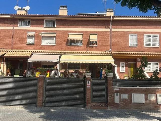 Casa adosada en venta en calle Riu Ciurana, Tarragona, de 230 m² 4 habitaciones por 320.000