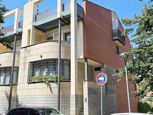 Casa adosada en venta en calle Torreta, Granollers, de 271 m² 3 habitaciones por 647.000