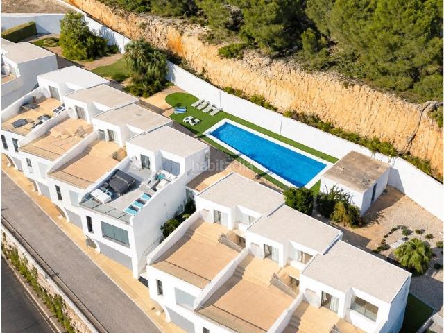 Casa adosada en venta en Calp, Oltamar Cucarres. Casa adosada moderna con vistas panorámicas al mar y licencia de alquiler turístico en Calpe. Casas adosadas.