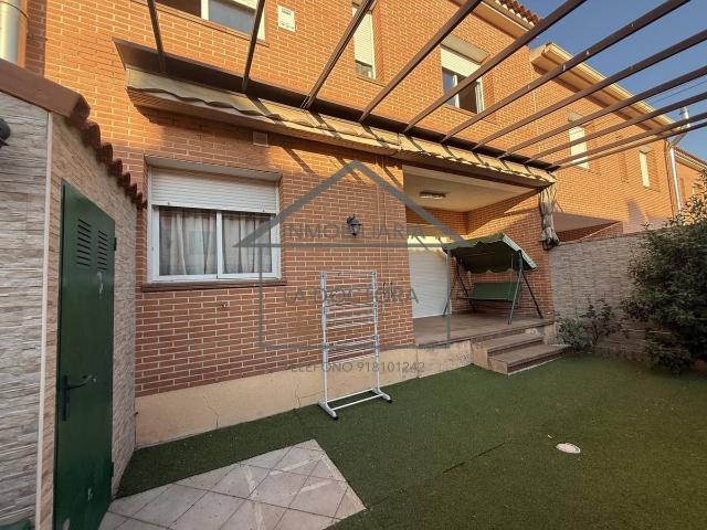 Casa adosada en Venta en Camarena