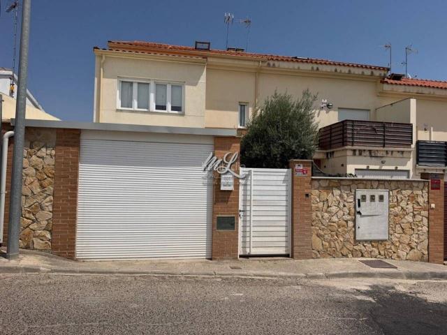 Casa adosada en venta en Camarena. Chalet adosado en venta en Camarena. Casas adosadas.