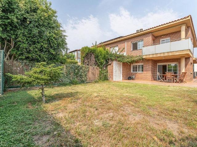 Casa adosada en venta en Cambrils, de 258 m² 4 habitaciones por 469.900