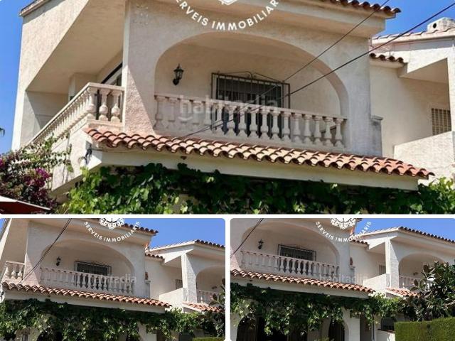 Casa adosada en venta en Cambrils, Mar Cambrils Costa Dorada. Se vende precioso chalet adosado en la urbanización Marcambrils a unos metros de la playa. Casas adosadas.