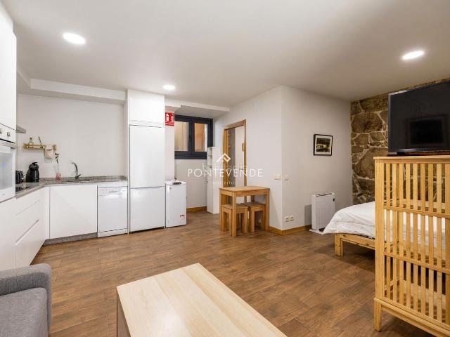 Casa adosada en venta en Cangas, Cangas Pueblo. Edificio con encanto y negocio activo frente al puerto de Cangas. Casas adosadas.