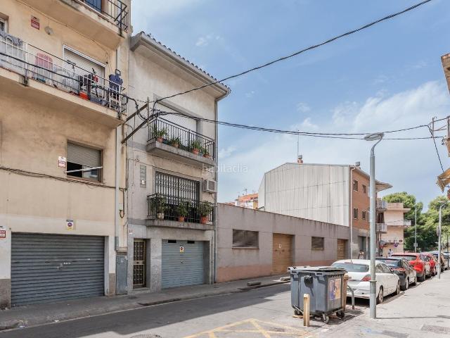 Casa adosada en venta en Canovelles. CASA ADOSADA DEL AÑO 1996 DE 220M2 CONSTRUIDOS A 1 MIN DE CALLE INDÚSTRIA. Casas adosadas.