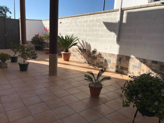 Casa adosada en Venta en Cantillana