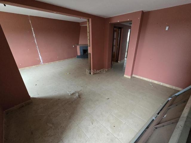 Casa adosada en venta en Carlota La. Adosado a reformar en La Carlota, Córdoba. Casas adosadas Carlota.
